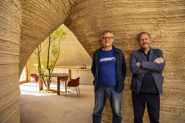 (왼쪽부터) WASP의 설립자 마시모 모레티(Massimo Moretti)와 건축가 마리오 쿠치넬라