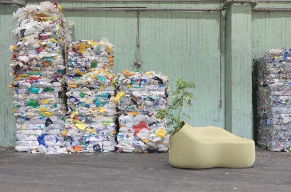 ‘프린트 유어 시티’ - 도시의 플라스틱 쓰레기로 만들어진 화분 겸 벤치 ‘화분 플러스(Pots Plus)’ © Stefanos Tsakiris