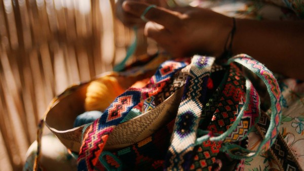 와이우 부족의 전통 공예가 본체 문양, 스트랩 등 ‘워터라이트’의 디자인에 더해졌다